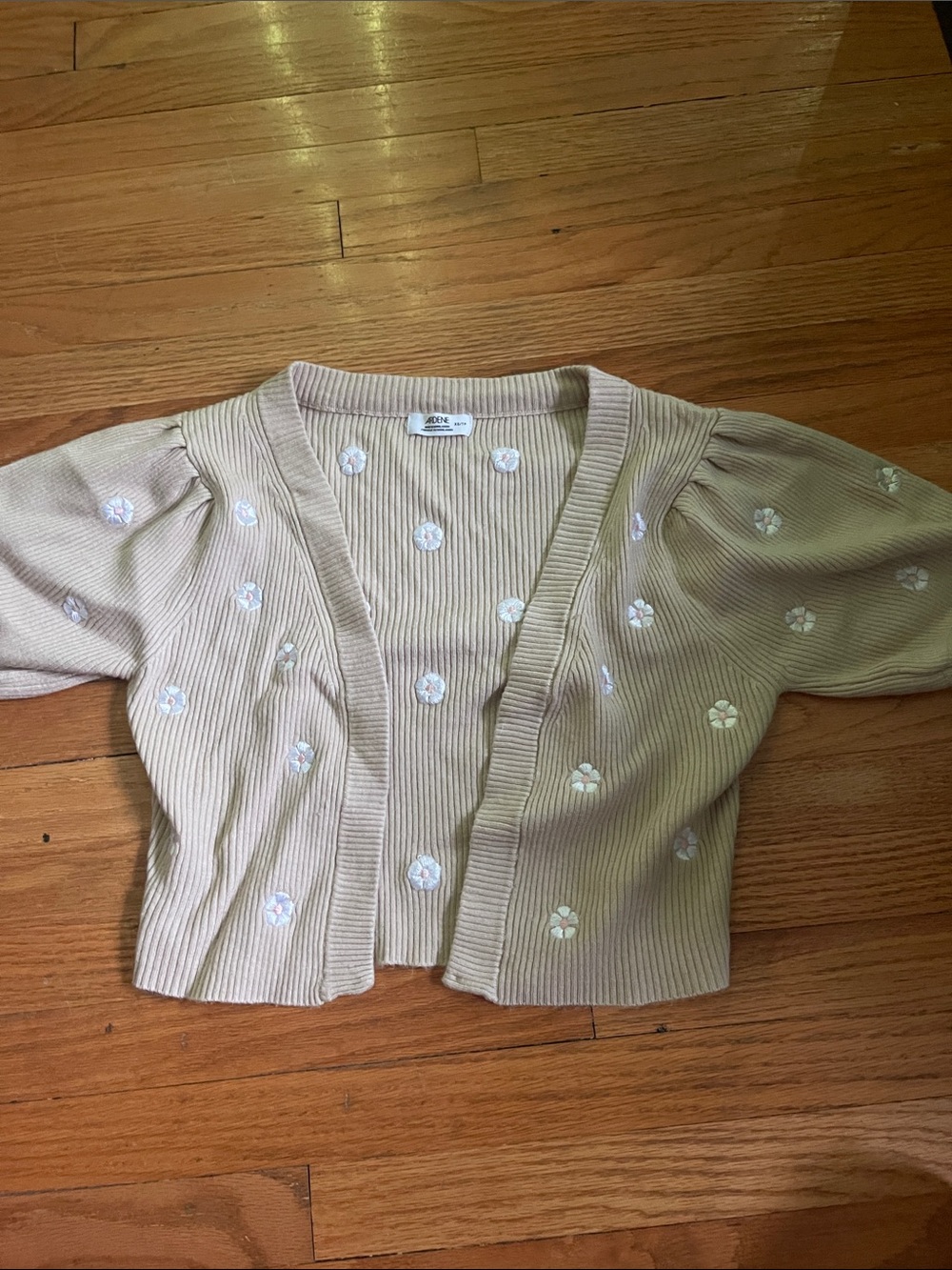 SHEIN Beige Cropped Ribbed Cardigan with White Floral Embroidery